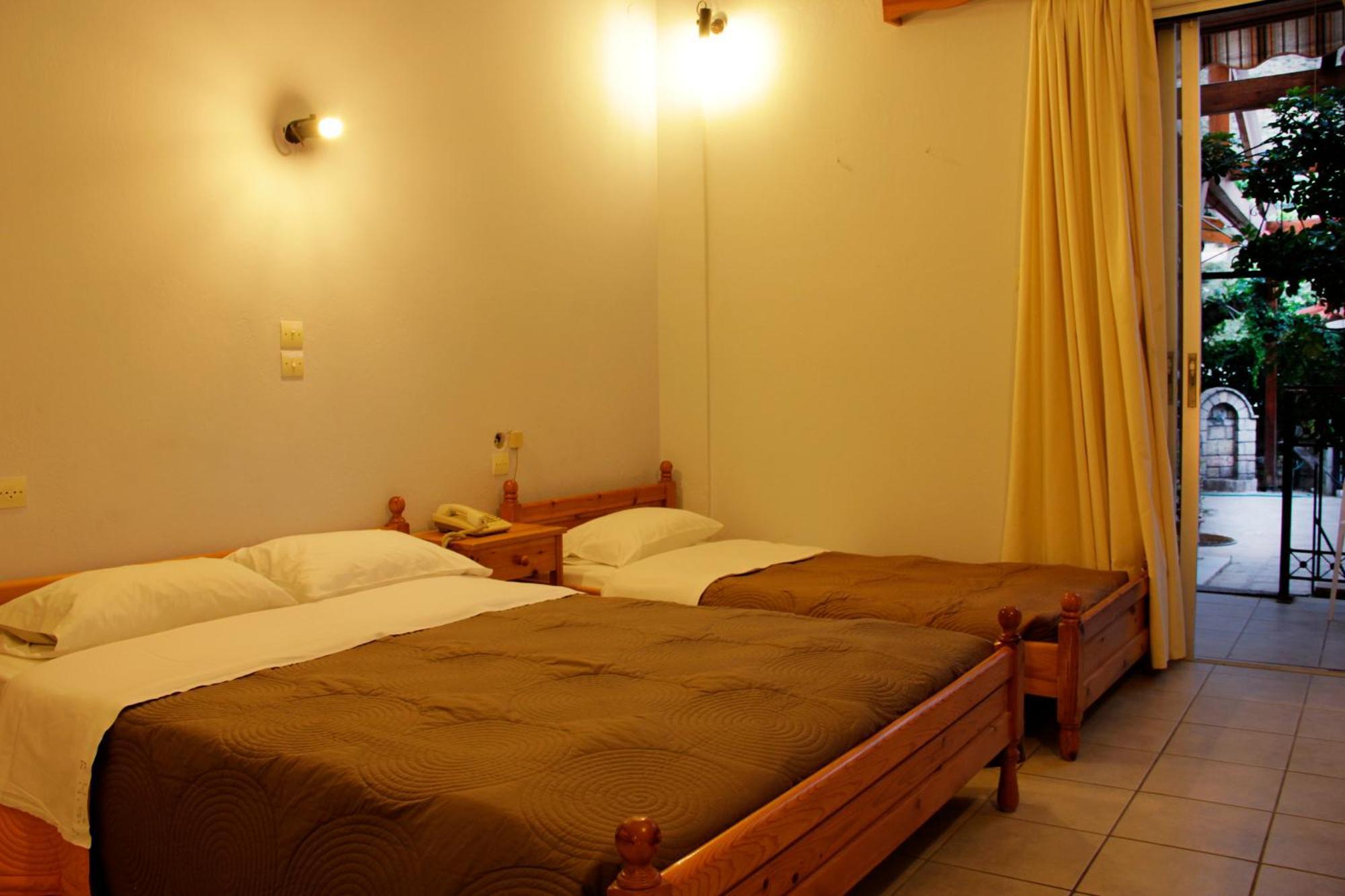 Hotel Galaxias Agioi Pandes Exteriör bild